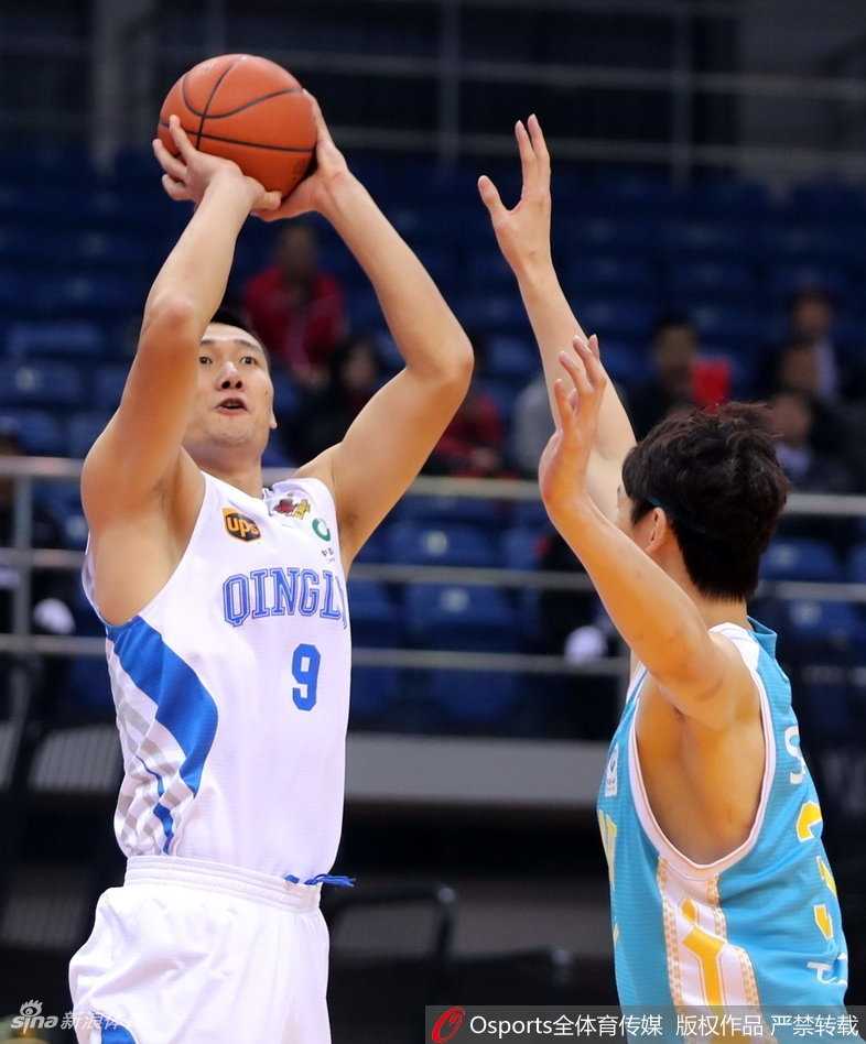 王者归来破僵局,福建客场狂飙送青岛四连败 福建队神射手赵泰隆在三分线外觅得良机,他高高跃起,出手如闪电,篮球在空中高速旋转,精准地飞向球门,点燃了替补席的激情。