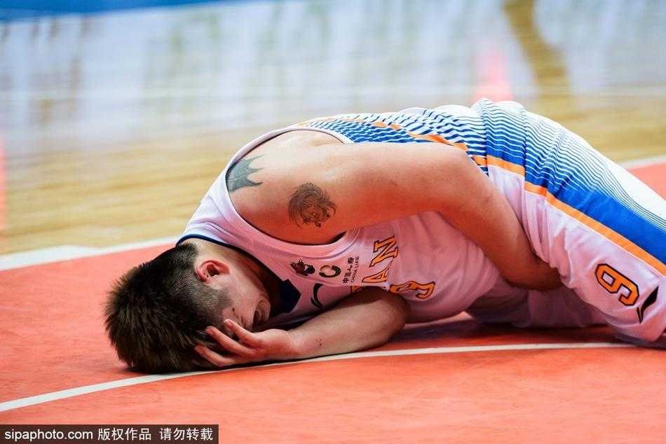 球场意外撞伤天才陨落路 徐煜峰痛苦倒地牵动人心 倒地后的徐煜峰双手紧紧捂住腹部,身体蜷缩成一团,巨大的疼痛让他面部肌肉紧绷,眉头紧锁。