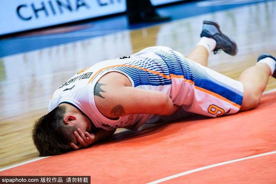 球场意外撞伤天才陨落路 徐煜峰痛苦倒地牵动人心 在队友和队医的搀扶下,徐煜峰缓缓起身,表情依然带着痛苦和茫然,身体重心完全依靠在搀扶者的身上。