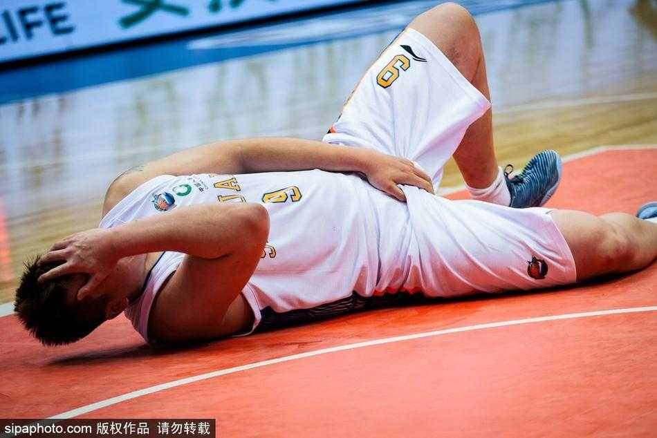 球场意外撞伤天才陨落路 徐煜峰痛苦倒地牵动人心 徐煜峰在防守对抗中突然遭到撞击,面部表情瞬间扭曲,身体失去平衡向地面倒去。