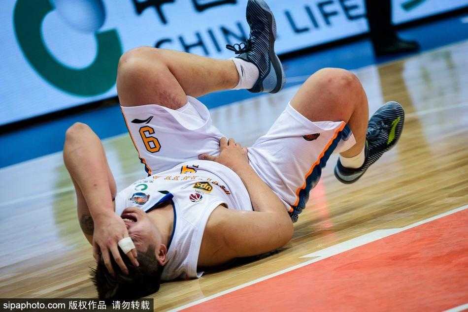 球场意外撞伤天才陨落路 徐煜峰痛苦倒地牵动人心 徐煜峰在搀扶下缓慢走向场边,他的背影显得格外落寞,看台上无数关注的目光交织成一片复杂的氛围。