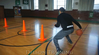 球感修炼手册:八种结合球的训练方式助你成为控球大师 训练者如同一位优雅的指挥家,双脚轻柔地踩着皮球作为节拍,双臂则舒展地向外划动,将身体的韵律与球的滚动完美同步。