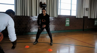 球感修炼手册:八种结合球的训练方式助你成为控球大师 尽管汗水已浸透衣背,呼吸也变得急促,但球员依然咬紧牙关,在高抬腿的间隙精准地用脚底将球从身后拉向身前,展现出惊人的体能和顽强的意志。