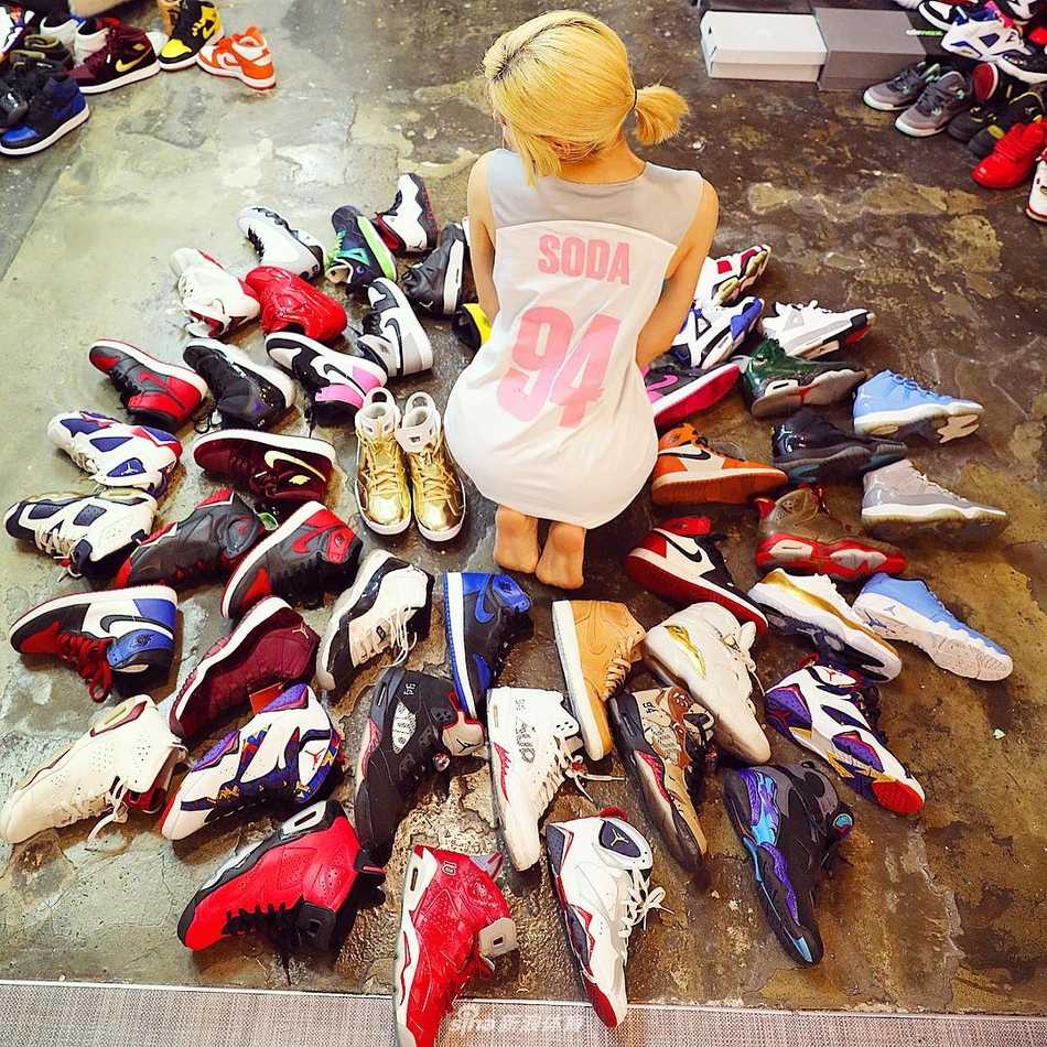 球鞋女神DJ Soda:从打碟台到鞋墙,她的Air Jordan帝国 在暖色调的灯光下,DJ Soda坐在堆积如山的球鞋中间,她身穿黑色T恤和破洞牛仔裤,手里拿着一双球鞋仔细端详,身旁色彩斑斓的鞋盒仿佛是她最珍贵的宝藏库。
