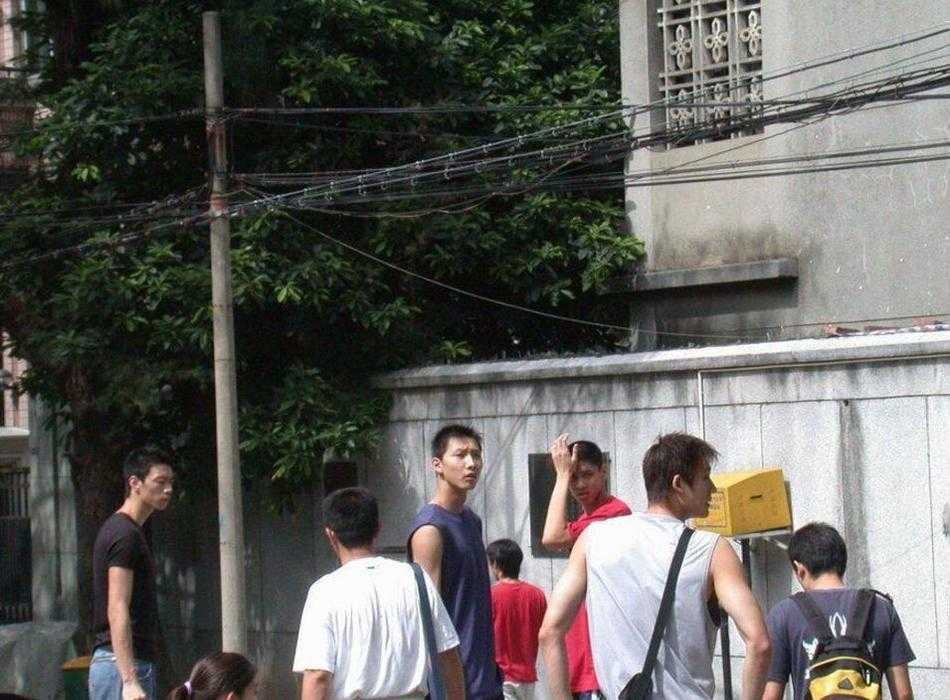 男篮一哥的青春记忆:易建联高考奇遇记 身着深色运动外套的易建联,在考场外接受记者采访,他低头看着手中的考试袋,神情认真,似乎在回想刚才的考题答得对不对。