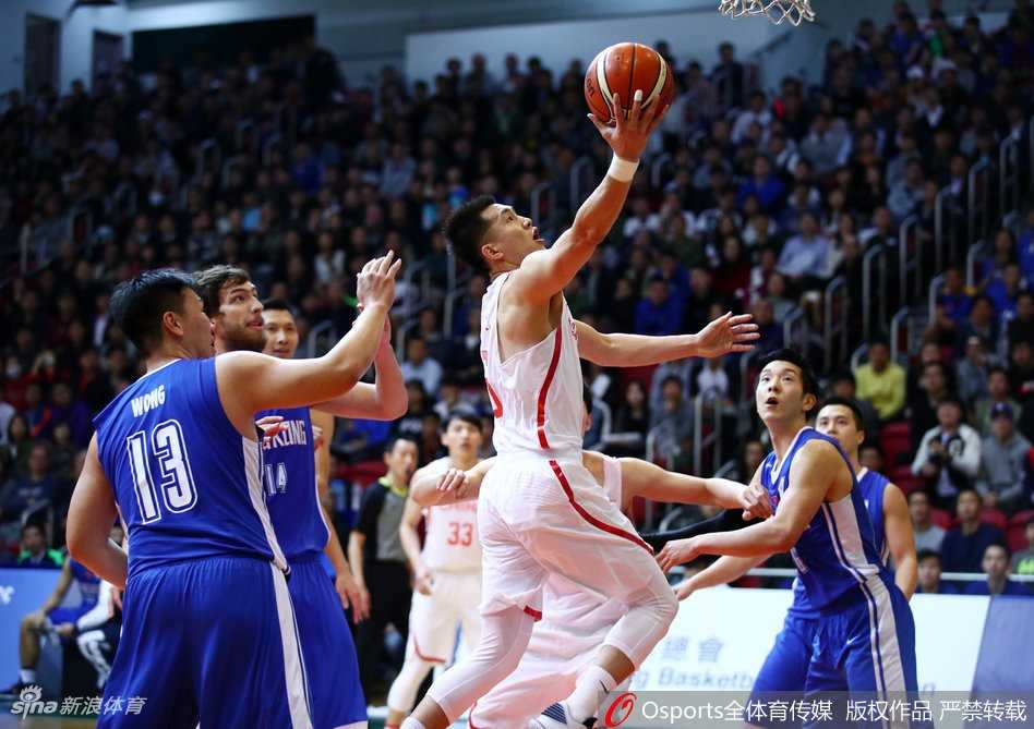 小将胡金秋在乱战中高高跃起，以一记灵活的补篮将球送入篮筐，他在国际赛场上努力展现着自己的拼劲与天赋。