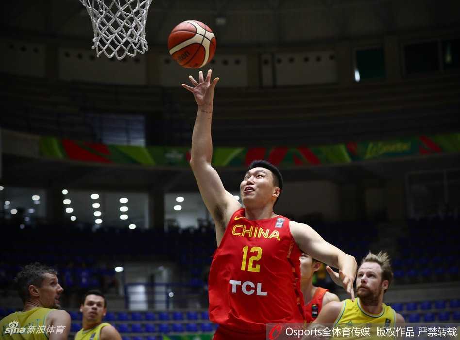 首节比赛，身披战袍的李根犹如一把尖刀，他外线手起刀落，内线强行突破，单节狂砍12分，几乎以一己之力扛着中国队前进。