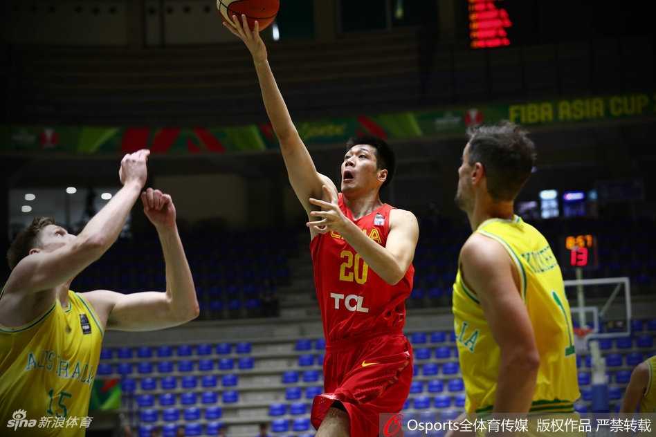 场边的杜锋眉头紧锁，他双手比划着战术手势，试图在嘈杂的球馆里将指令传递给场上的弟子们。