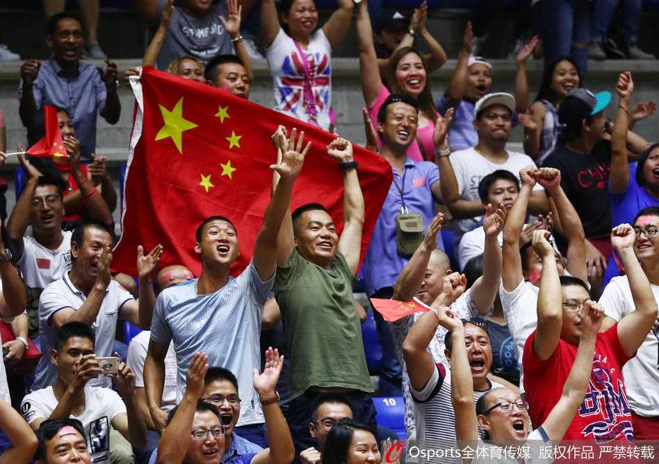 中国球迷们面带笑容，心情不错，庆祝球队胜利在望，喜悦之情溢于言表