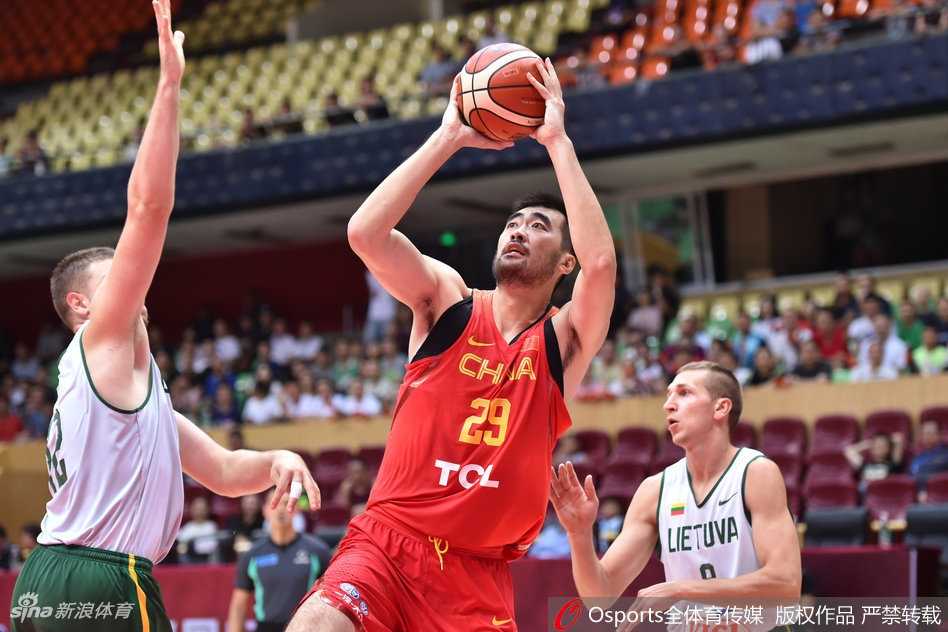 男篮红队夏夜狂飙大胜立陶宛 赵睿领军青春风暴闪耀蓉城 在四川省体育馆燥热的空气下,中国红队小将赵睿如一把尖刀般撕裂立陶宛防线,他全场轰下20分,眼中闪烁着无畏的锋芒。