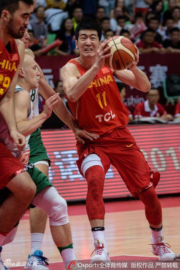 男篮红队夏夜狂飙大胜立陶宛 赵睿领军青春风暴闪耀蓉城 老将易立如灵猫般穿梭于立陶宛防守丛林中,他轻舒猿臂,以一记飘逸的挑篮穿越对手的封盖,展现了CBA赛场常青树的精湛技艺。