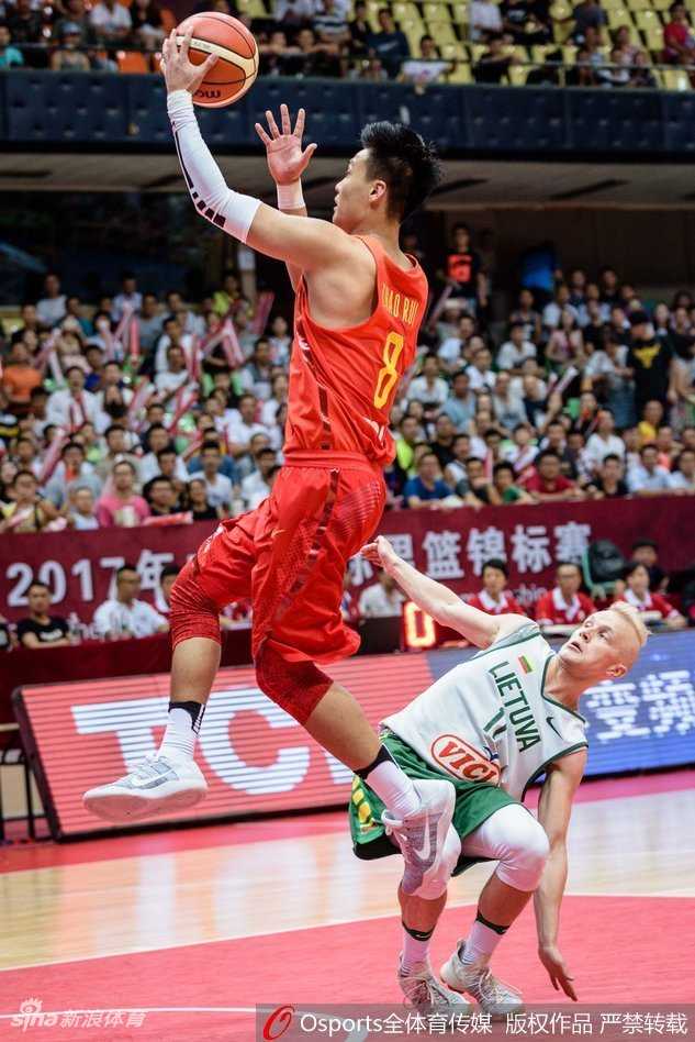 男篮红队夏夜狂飙大胜立陶宛 赵睿领军青春风暴闪耀蓉城 阿不都沙拉木在长人如林的篮下纵身一跃,用指尖将篮板球点向队友,他那充满灵性的拼抢和敏锐的篮板嗅觉,成为球队二次进攻的源泉。