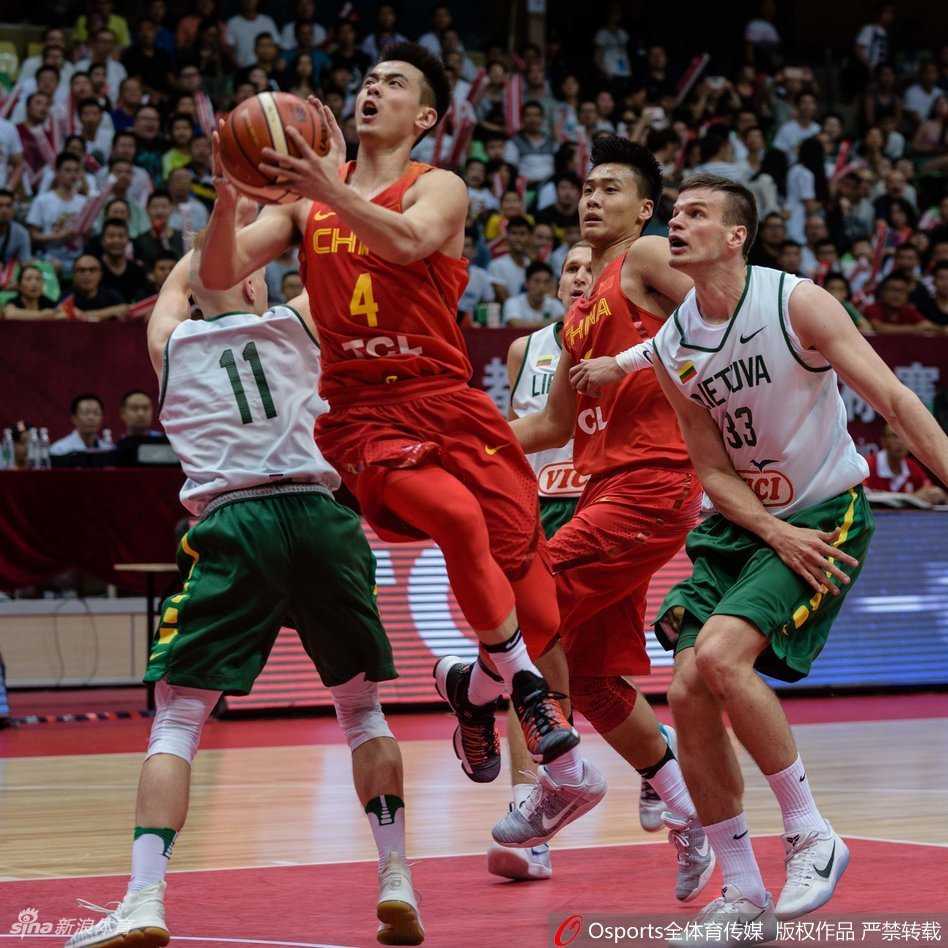 男篮红队夏夜狂飙大胜立陶宛 赵睿领军青春风暴闪耀蓉城 赵继伟以一记假动作晃开防守,随后如穿花蝴蝶般运球突破,他的眼神冷静而犀利,完美诠释了“球场指挥官”的沉着与智慧。