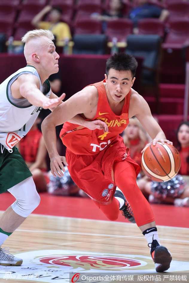 男篮红队夏夜狂飙大胜立陶宛 赵睿领军青春风暴闪耀蓉城 身披红色战袍的赵睿高高跃起,犹如展翅雄鹰,他手中的篮球在空中划出一道彩虹,稳稳坠入网窝,这一球让现场观众瞬间陷入沸腾。