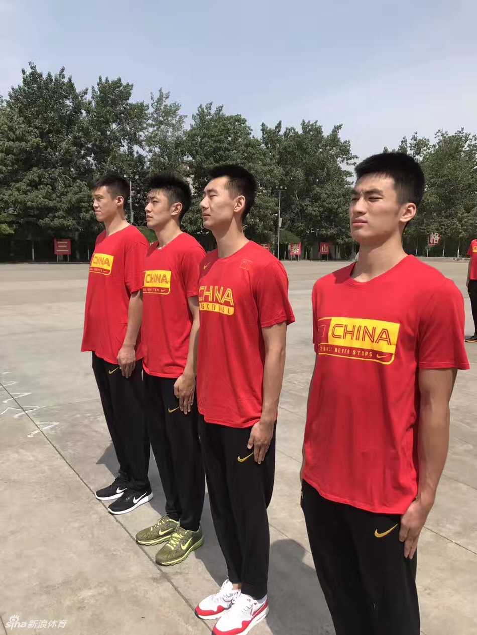 男篮蓝队军营铸魂记:韩德君烈日展豪情,刘晓宇英姿引赞叹 烈日炙烤着训练场,身披战袍的男篮将士们犹如一排挺拔的白杨。憨态可掬的韩德君穿着略显‘迷你’的短裤,露出结实的小麦色大腿,在队伍中格外显眼,他神情专注,任凭汗水肆意流淌,模样既可爱又让人敬佩。