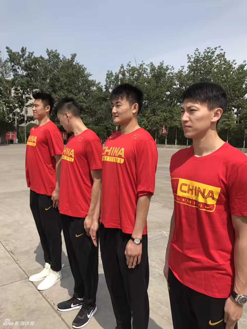 男篮蓝队军营铸魂记:韩德君烈日展豪情,刘晓宇英姿引赞叹 空旷的训练场上,男篮队员们整齐列队,在教官的口令声中反复练习转身与敬礼。远处的训练标语在烈日下泛着光,身影被拉得修长,这一刻的汗水与坚持,将成为他们日后在赛场上拼搏的宝贵精神财富。