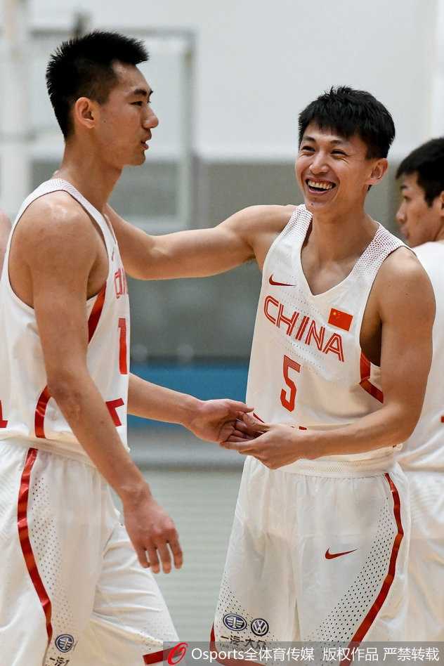 曾令旭在三分线外接球后果断出手，皮球在空中划过一道弧线，他的眼神紧紧跟随球的轨迹，这记关键的投篮帮助球队稳住了领先局面。