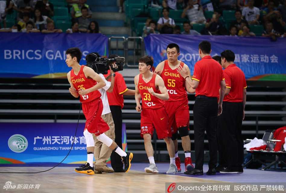 男篮蓝队对抗赛上演精彩瞬间 韩德君暴力扣篮引惊呼 于德豪全神贯注地掌控着进攻节奏,他压低身体观察队友跑位,眼神中透着与年龄不符的沉稳与果决。