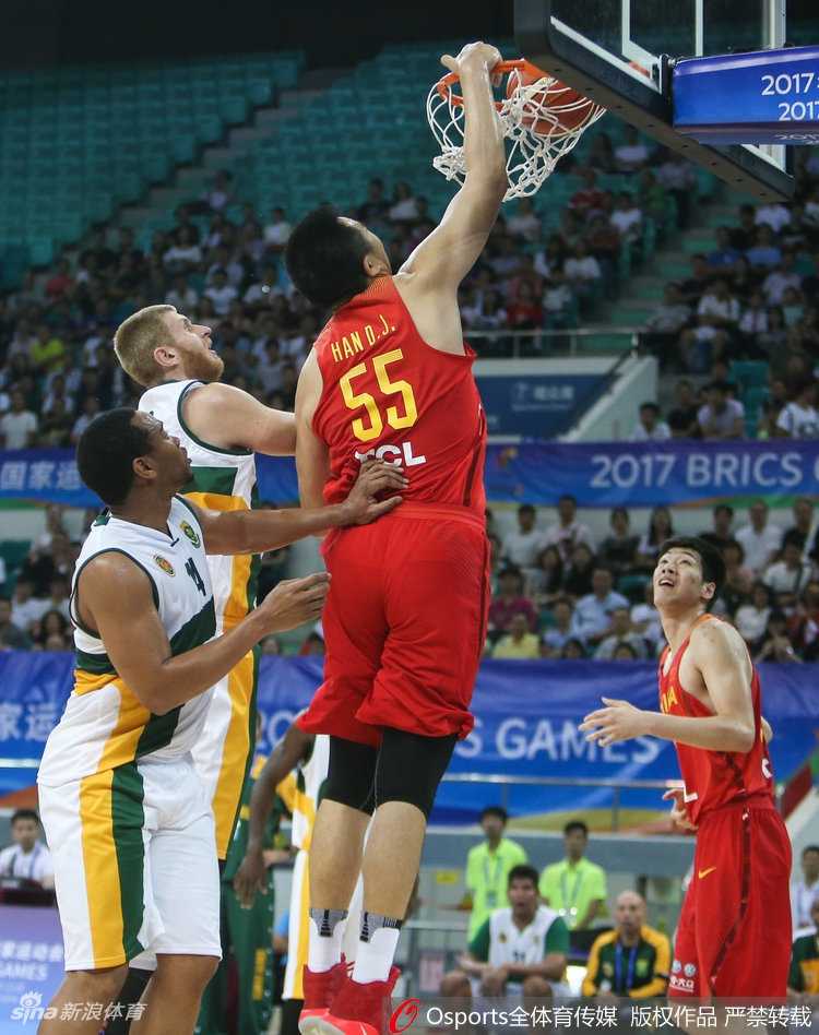 男篮蓝队对抗赛上演精彩瞬间 韩德君暴力扣篮引惊呼 杜锋指导在场边神情专注地指挥战斗,他用手势和喊声向场内传递战术意图,仿佛一名运筹帷幄的将军。