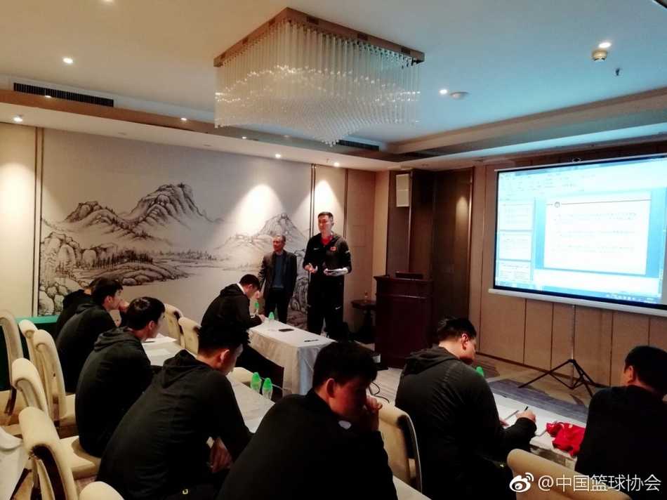男篮蓝队课堂蓄力:将十九大精神转化为赛场使命 主教练杜锋坐在台下神情严肃认真聆听授课,身旁的教练组其他成员也沉浸在对十九大精神的学习氛围中