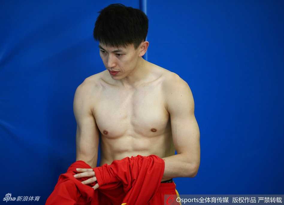男篮蓝队贝鲁特蓄势:肌肉紧绷,只为洗牌前一战的遗憾 李根赤裸上身展现壮硕肌肉,训练馆灯光下线条分明,犹如钢板雕刻。