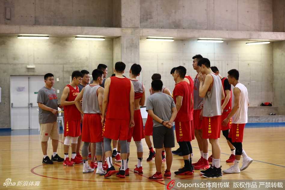 男篮蓝队贝鲁特蓄势:肌肉紧绷,只为洗牌前一战的遗憾 郭艾伦在训练中咬牙突破,眼神犀利如刀,汗水飞溅映出必胜的决心。