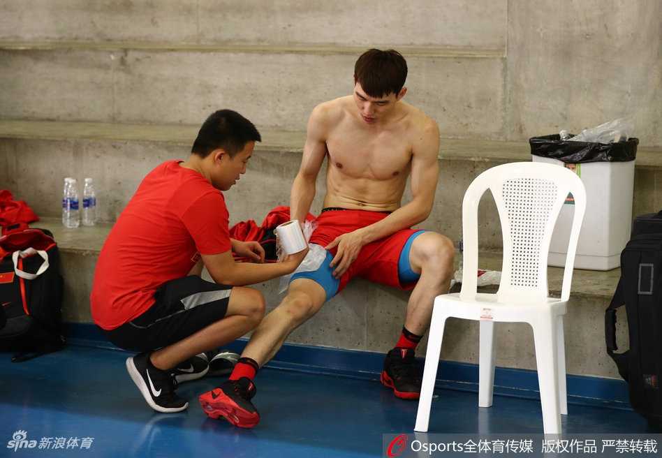 男篮蓝队贝鲁特蓄势:肌肉紧绷,只为洗牌前一战的遗憾 任骏飞与胡金秋在篮下肌肉碰撞,青春的力量在对抗中迸发火花。