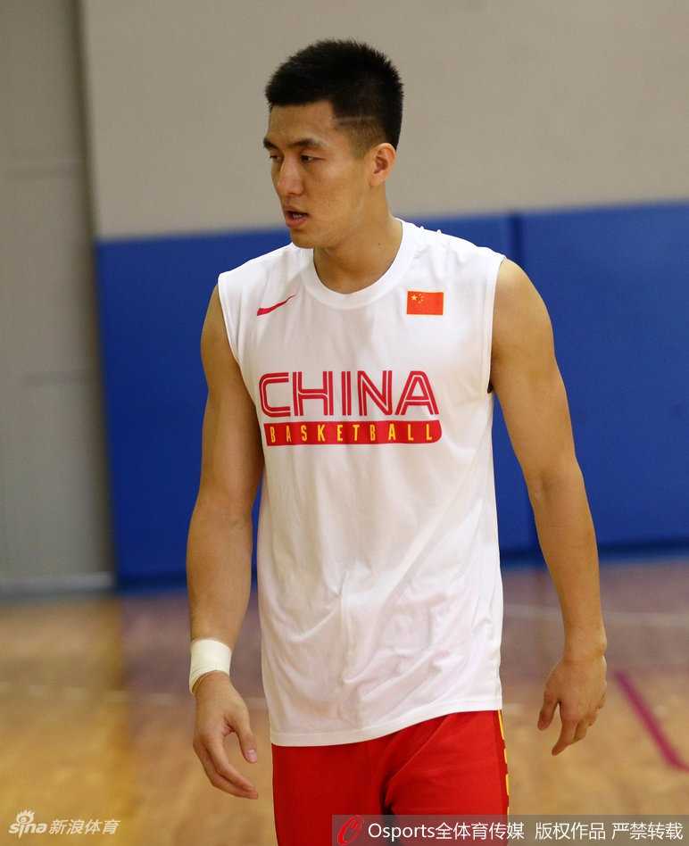 男篮蓝队贝鲁特蓄势:肌肉紧绷,只为洗牌前一战的遗憾 吴前在三分线外出手,手臂肌肉线条流畅而有力,篮球划出高弧线。