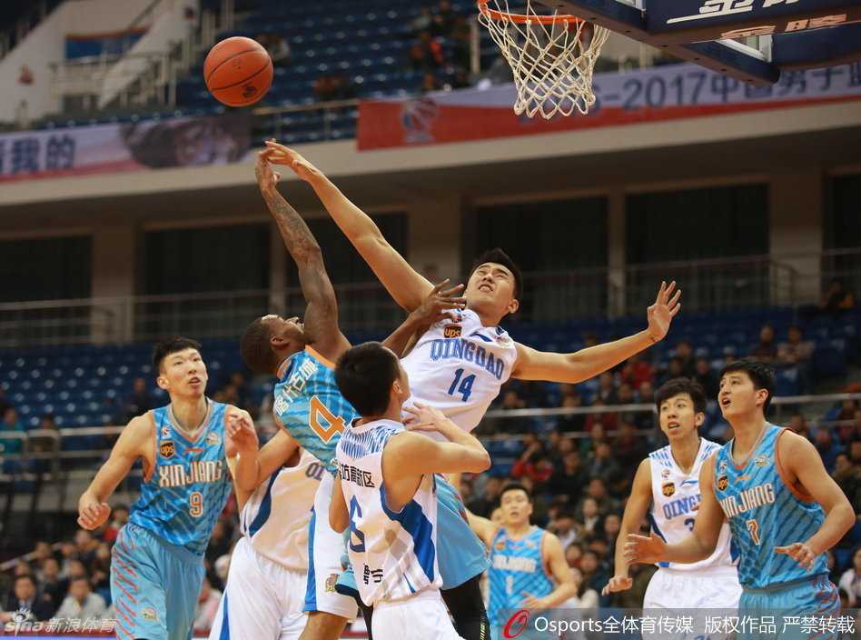 疆土无双:周琦率新疆攻克青岛,季后赛前奏已然吹响 李根晃开防守人后稳稳跳投,手起刀落展现大心脏本色