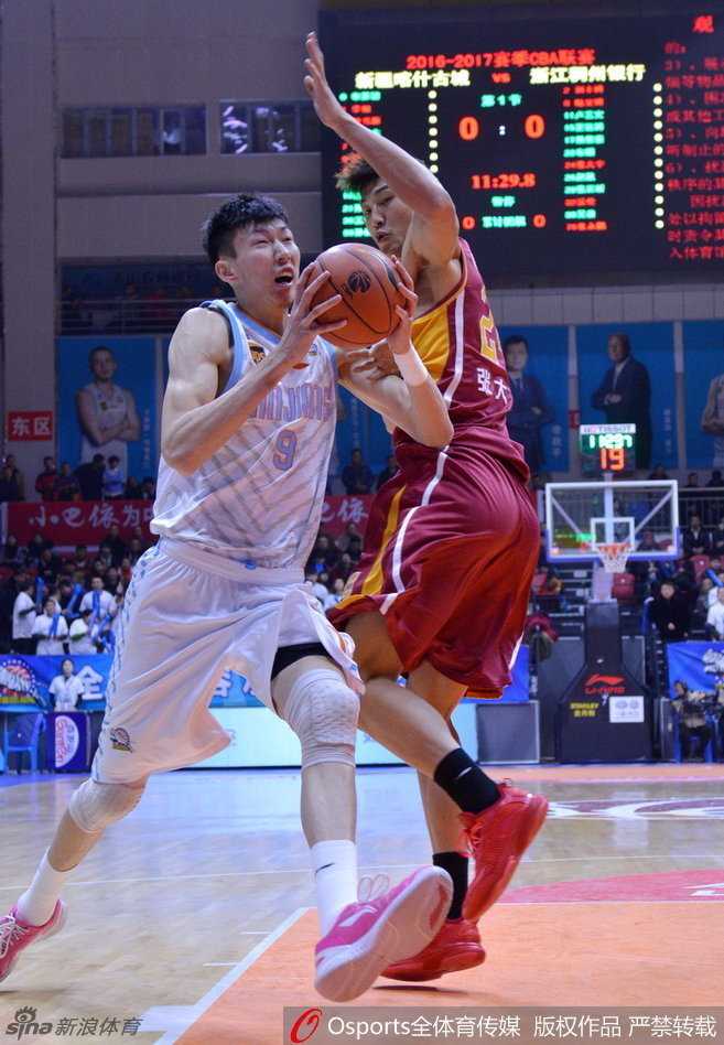 疆浙之战风云录:封盖与怒火的激情碰撞 沃伦在严密防守下,身体腾空扭曲,用高难度的动作完成上篮