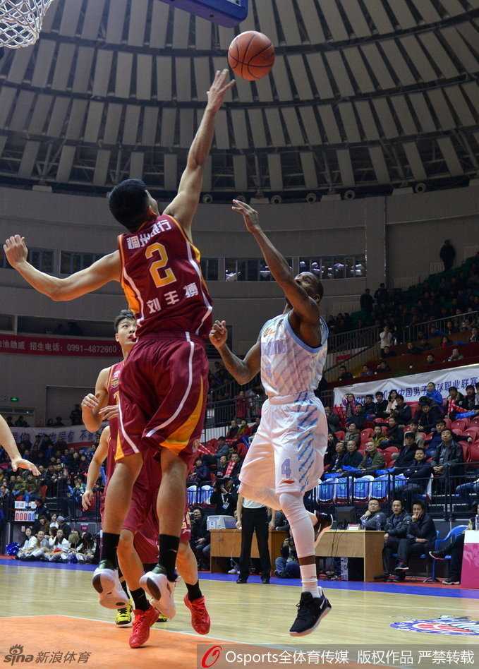 疆浙之战风云录:封盖与怒火的激情碰撞 刘丰博飞身封盖亚当斯,后者失去平衡倒地,裁判哨声将响未响