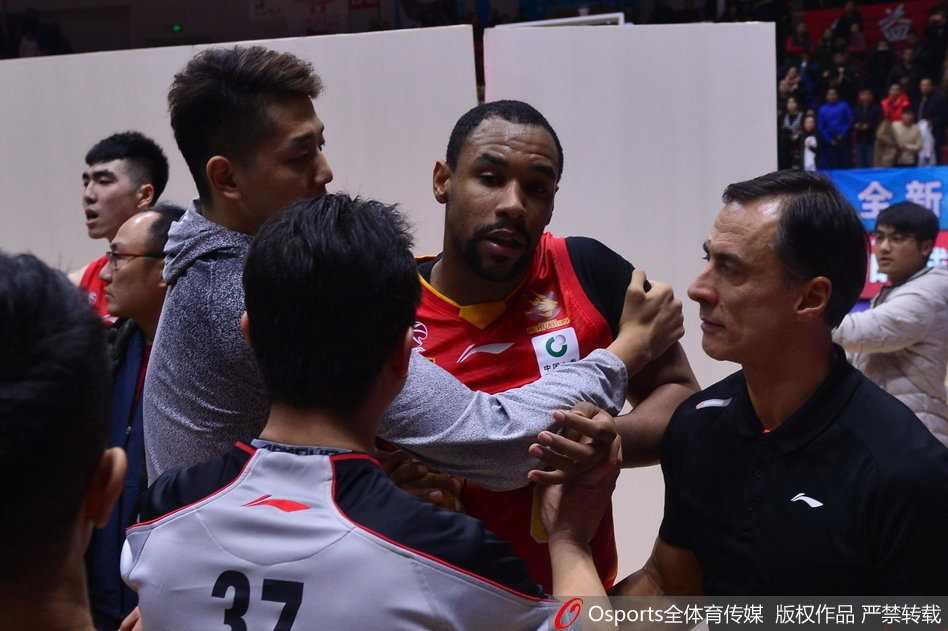 就在一片混乱的人群脚下，一块白色的广告牌已经脱离了原本的位置，孤零零地躺在那里，边缘处有明显的凹陷和破损，成为了这场冲突的无声牺牲品。