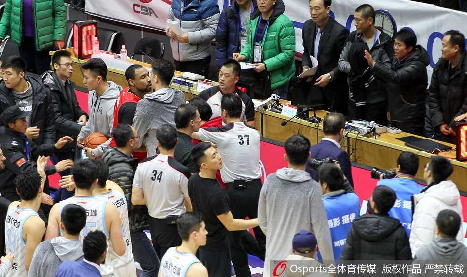 在一片混乱之中，西热力江被队友簇拥着快速离开，他回头望向身后的嘈杂，脸上带着一丝不屑与冷静，仿佛在说场上见真章才是真本事。