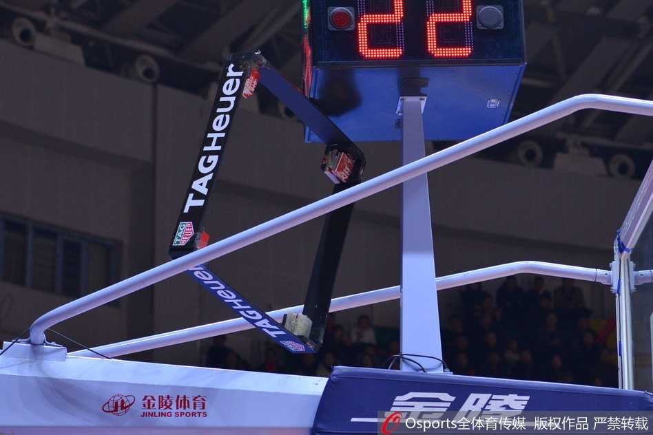 新疆队小外援亚当斯面对广东队的多人围堵，依然从容运球组织进攻，他的出色发挥是球队获胜的关键，也是广东队整晚无法解决的难题