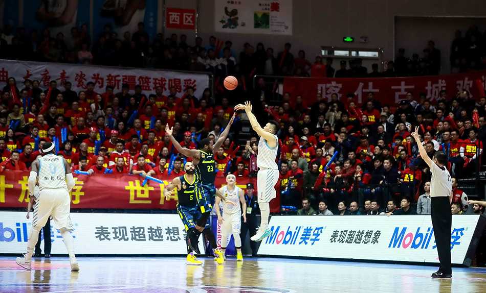 疆粤大战巅峰决,新王登基破魔咒——回顾2017CBA总决赛 内线双雄周琦与易建联肌肉碰撞,周琦高举长臂干扰易建联的翻身跳投,空中对抗瞬间凝固