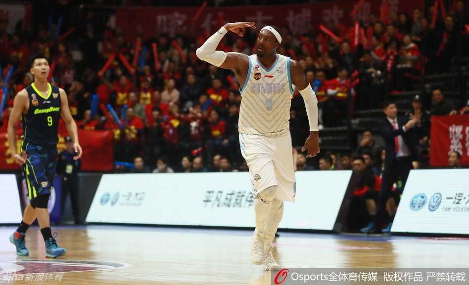 疆粤大战巅峰决,新王登基破魔咒——回顾2017CBA总决赛 西热力江在三分线外张弓搭箭飙射三分,皮球划出完美弧线,防守球员封盖为时已晚