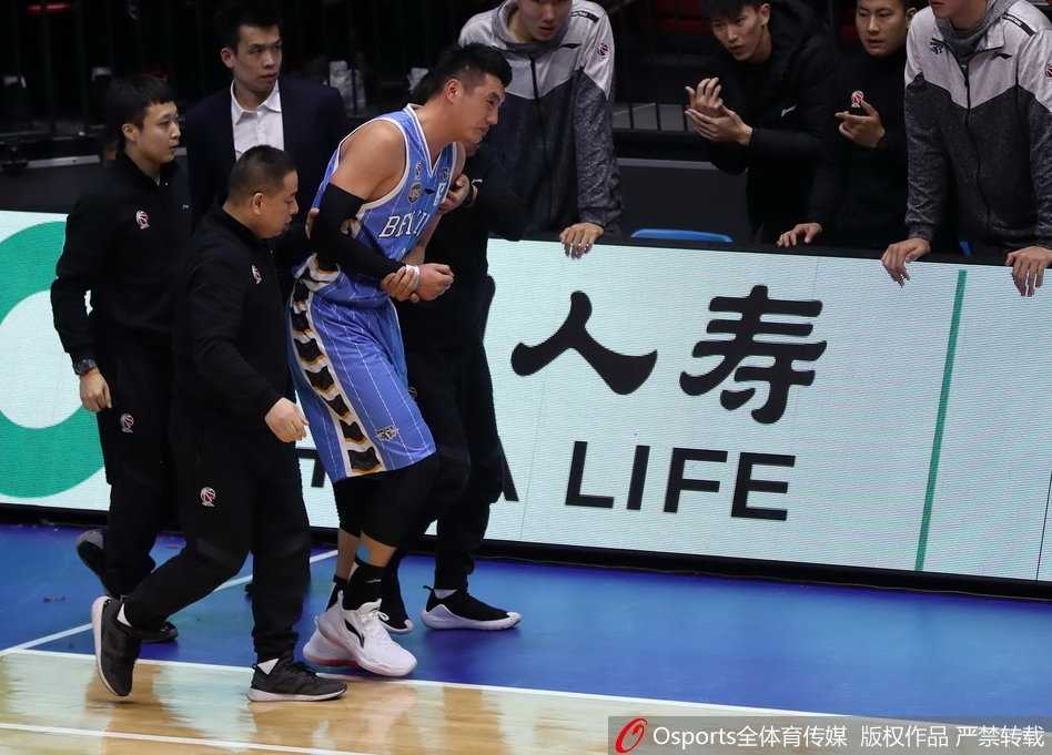 比赛结束后，翟晓川手腕伤势加重，在工作人员陪同下离场，他的拼搏精神感动了无数球迷。