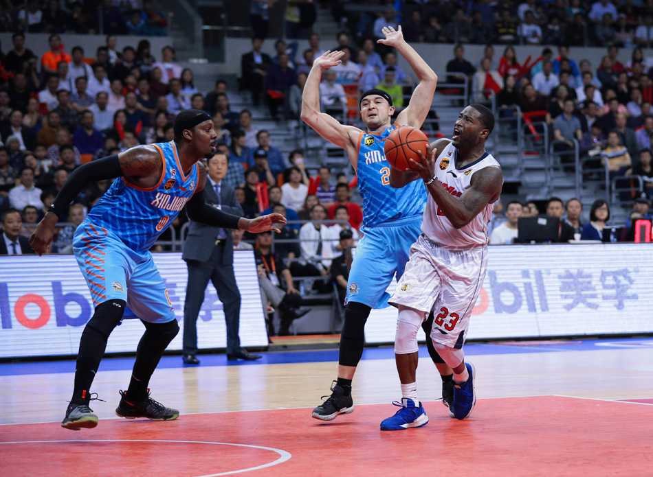 亚当斯在倒地起身时脚部越过周鹏身体，这一动作瞬间引爆了场上的紧张气氛。