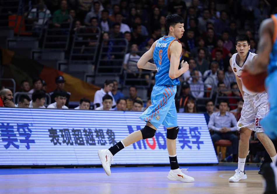 可兰白克高高跃起，在空中稳稳出手，用一记精准的跳投为球队贡献关键分数。