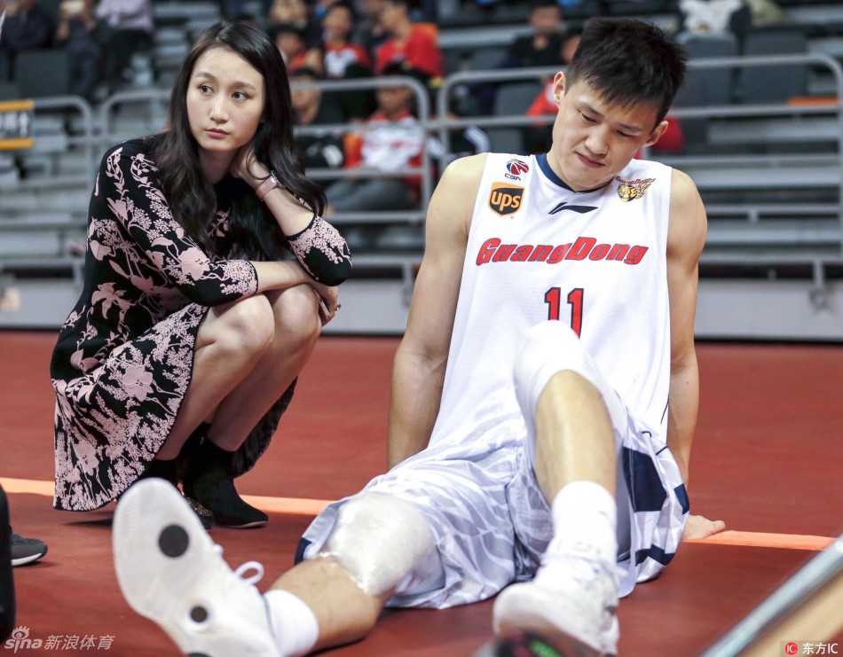 疆粤大战烽烟起:总决赛场边的温柔力量 周琦的女友在观众席上微笑着挥手致意,她妆容精致,落落大方,面对镜头毫不怯场,用灿烂的笑容为场上的男友传递着无声的力量。