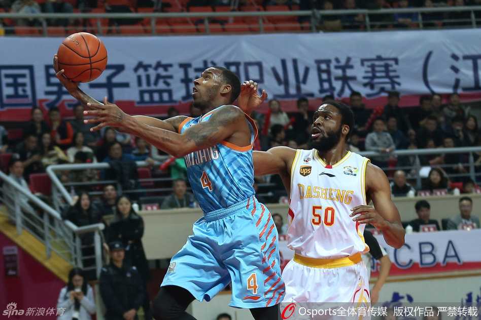 亚当斯再次持球强行突破，他就像一把尖刀，不顾一切地直插对手腹地，即便面前是铜墙铁壁，也无法阻挡他冲击篮筐的决心。