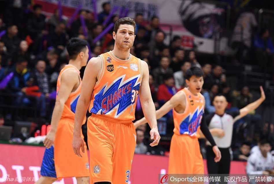 疆粤大战风云录 篮下肉搏显英雄本色 可兰白克面对防守,冷静做出投篮假动作,晃开空间后准备衔接下一个技术动作