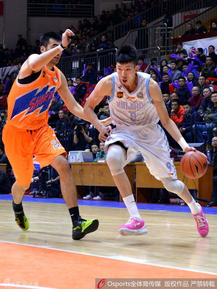 疆粤大战风云录 篮下肉搏显英雄本色 周琦再次持球直面张兆旭,长臂舒展突破上篮,动作舒展而坚决