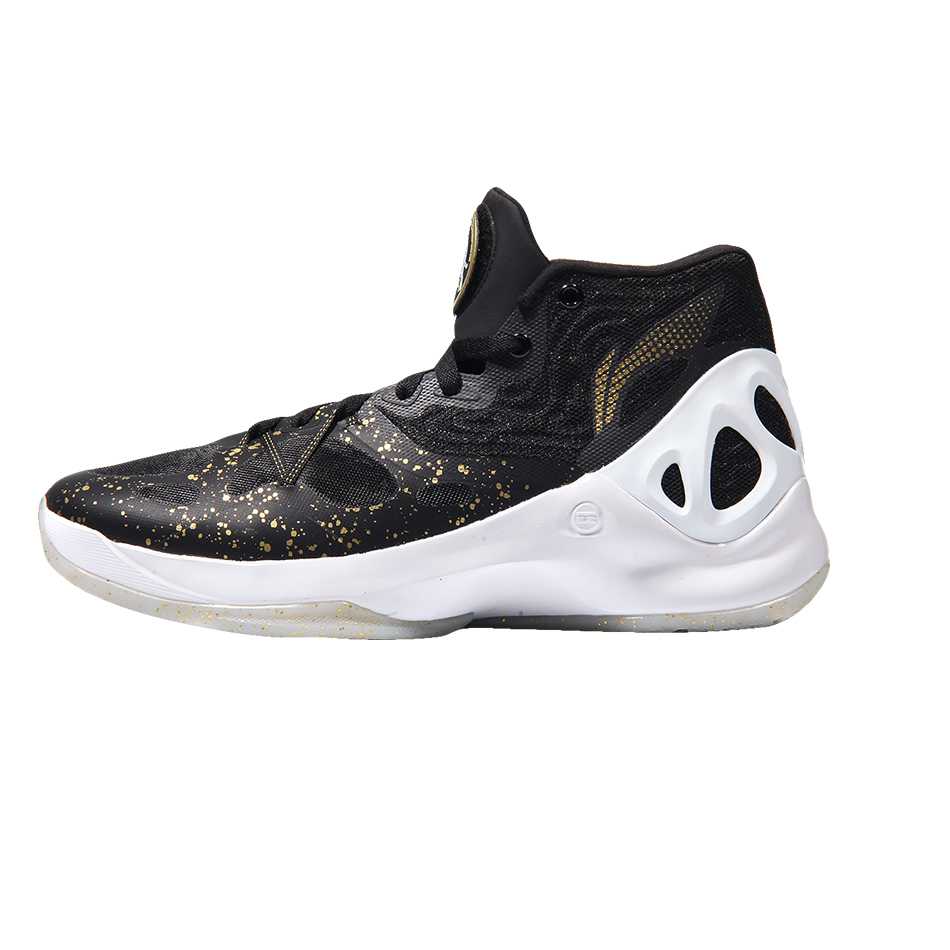 黑金战靴侧颜杀，凌厉线条勾勒出冠军速度，鞋身光影流转，仿佛还带着总决赛赛场上的疾风。