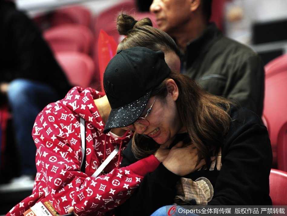 疆辽大战温情一幕:李根爱妻丸子头造型惊艳看台 李根妻子在看台上露出甜美笑容,标志性的丸子头干净利落,她手拿手机或许正在记录这一刻,成为激烈比赛之外最温暖的画面。