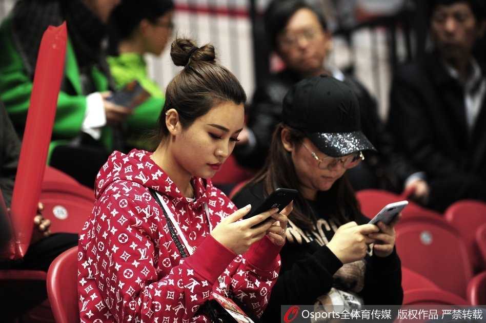 疆辽大战温情一幕:李根爱妻丸子头造型惊艳看台 李根妻子王星洋现身红山体育馆看台,她以元气满满的丸子头造型亮相,面带微笑神情专注,为场上的丈夫默默加油助威。