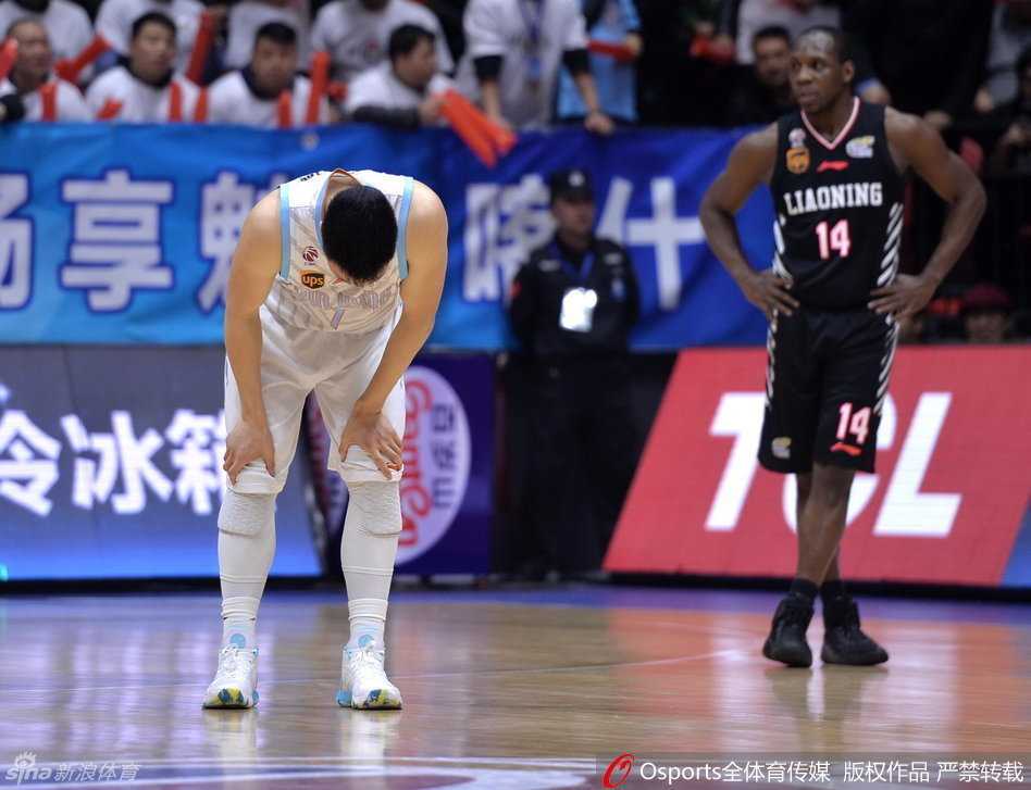 李根在队友掩护时与辽宁队球员刘志轩发生剧烈碰撞，身体瞬间失去平衡，痛苦倒地。