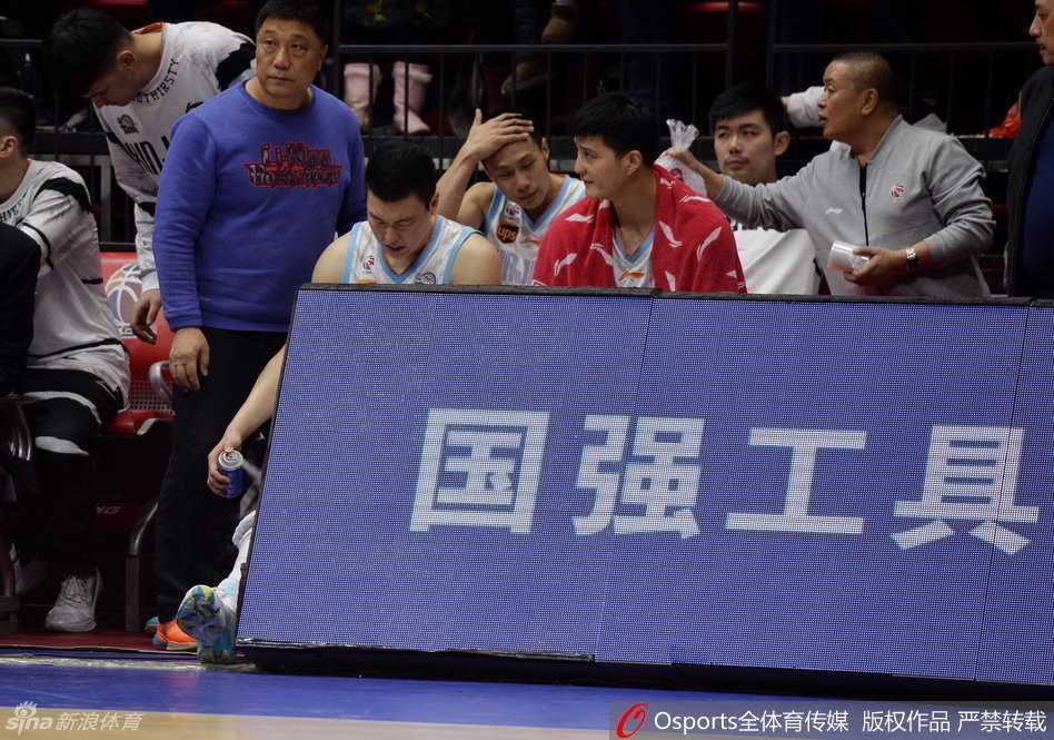 李根在队医的陪伴下缓缓走回更衣室，通道的灯光洒在他身上，留下一个长长的影子，预示着这次受伤为新疆队的前路蒙上阴影。