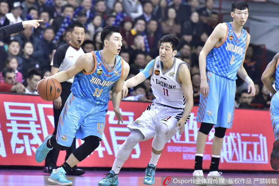 疆辽大战经典回眸:韩德君篮下称霸,西热力江铁血防守 辽宁队的进攻陷入停滞,球交到了外线的刘志轩手中。他面对防守不急不躁,利用娴熟的运球技巧调整节奏,寻找队友的同时,也在观察是否还有突破分球的空间。