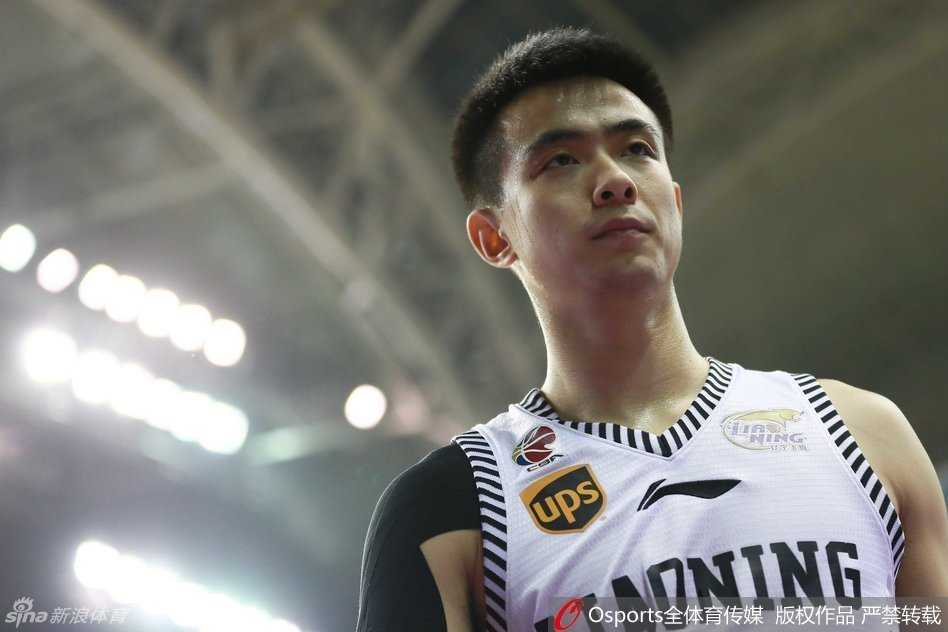 疆辽大战经典瞬间 那些年我们追过的男篮热血对决 队魂韩德君在内线犹如铁塔一般卡位要球,眼神中透露着坚定,他在辽宁内线是无可撼动的支柱。